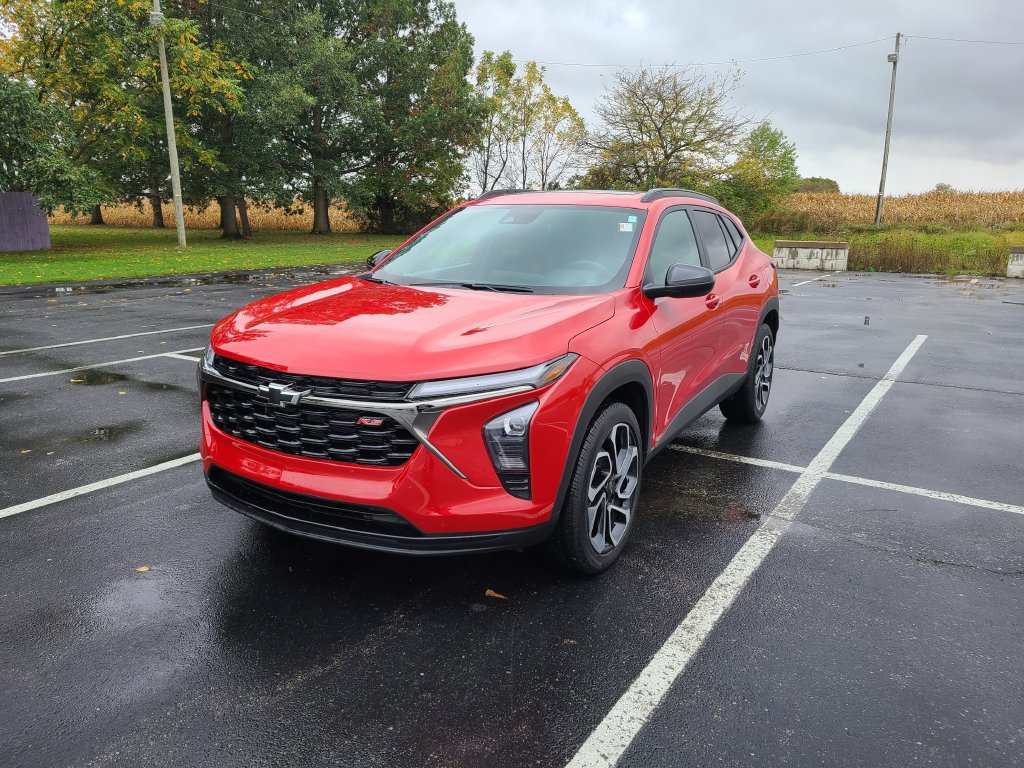 Used 2026 Chevrolet Trax RS w/ Sunroof Package FWD image 3