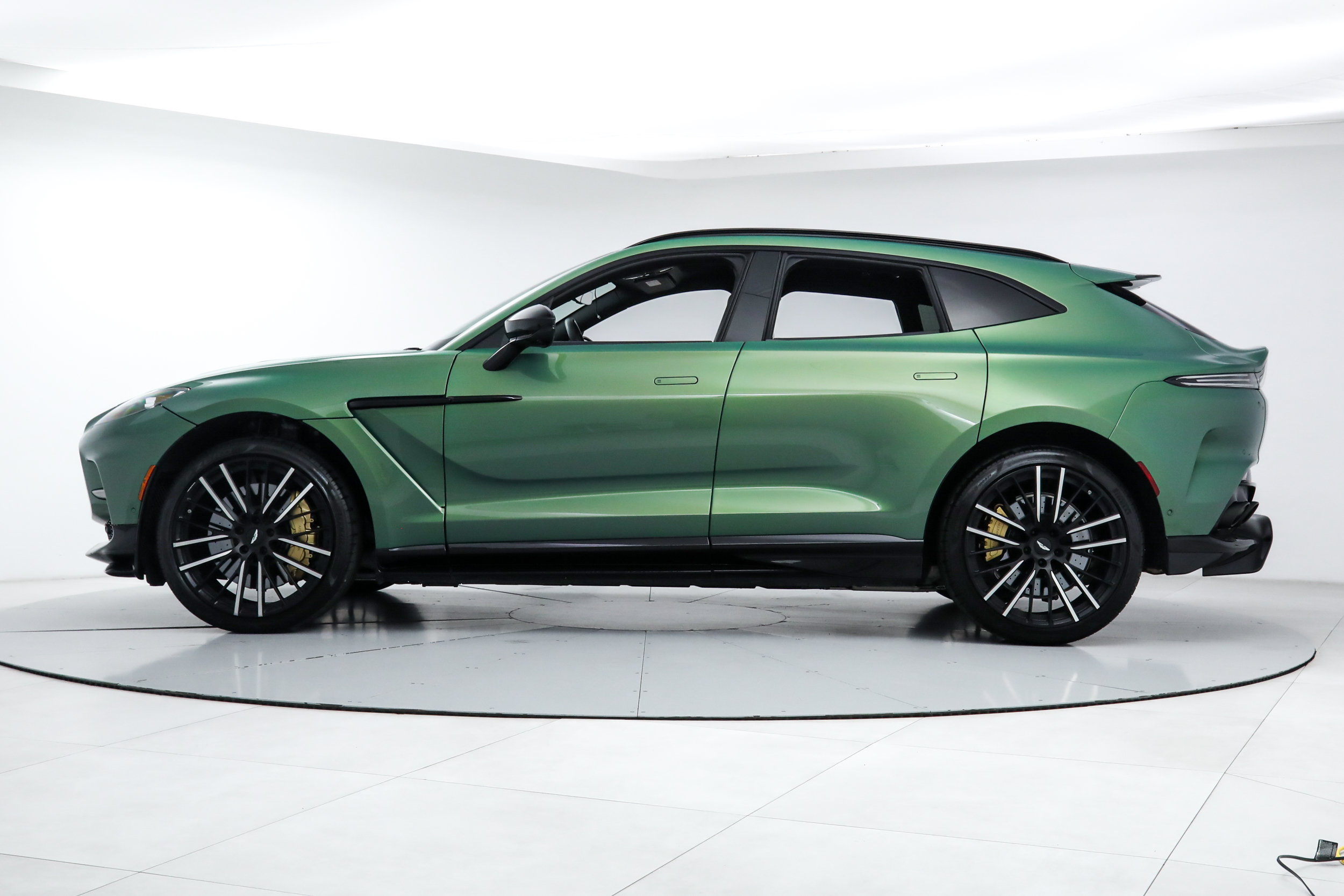 Used 2023 Aston Martin DBX 707 AWD/4WD image 2