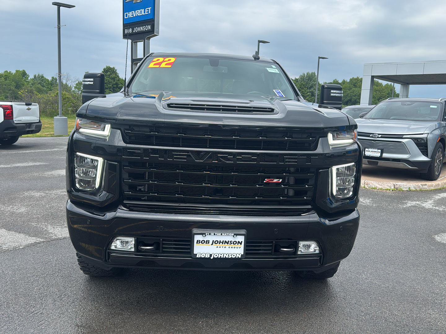 Used 2022 Chevrolet Silverado 2500 LT w/ Midnight Edition AWD/4WD image 2