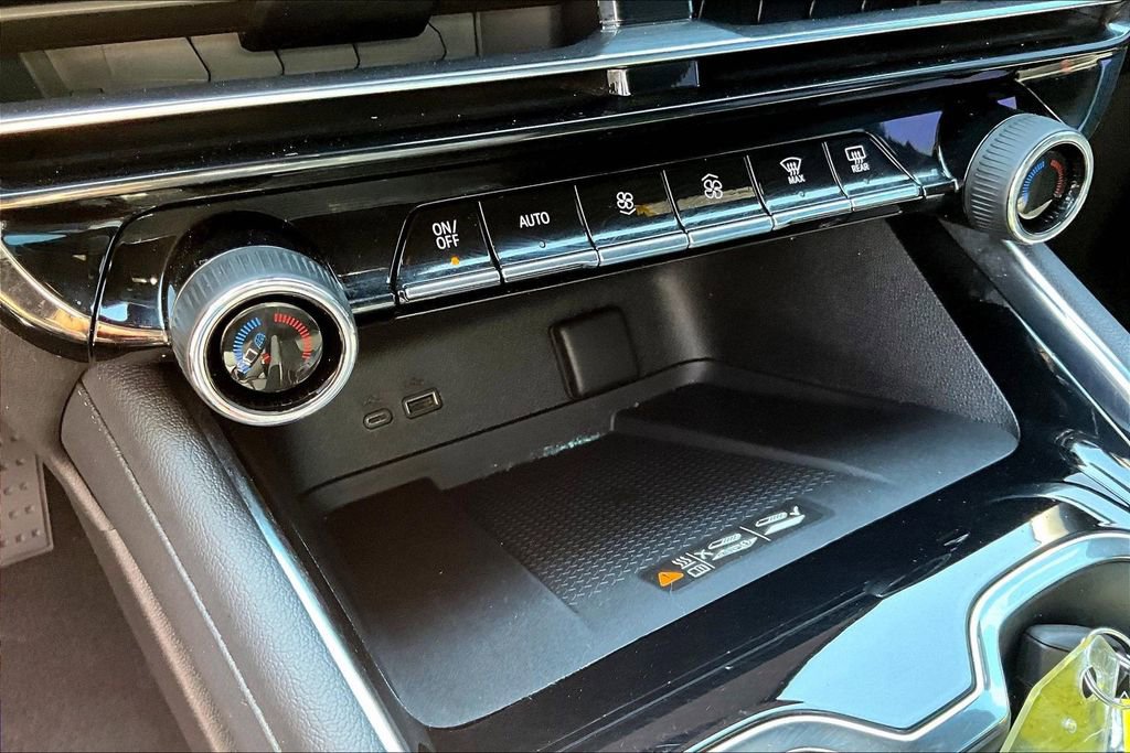 Used 2025 Chevrolet Traverse LT image 30