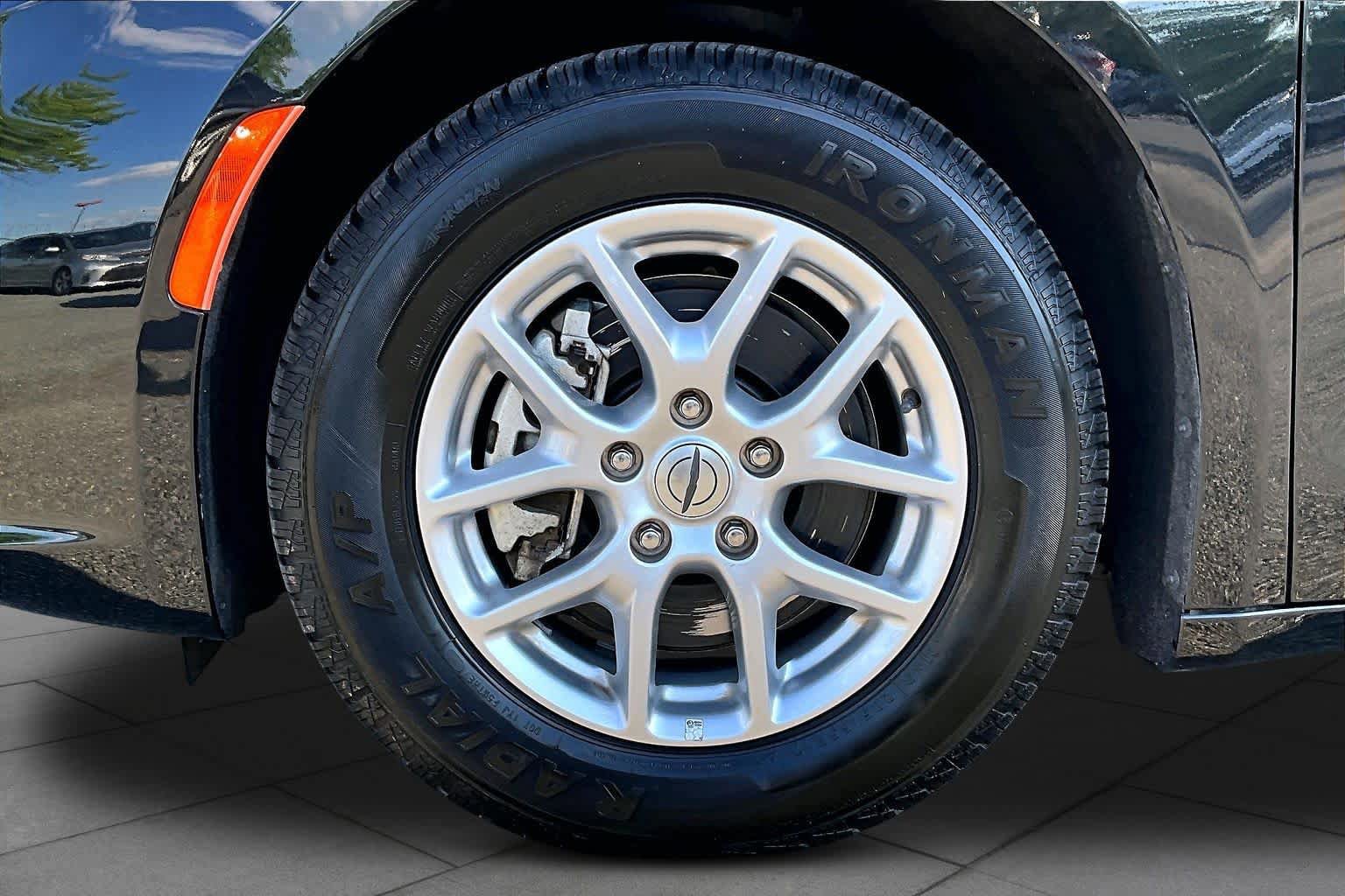 Used 2023 Chrysler Pacifica Touring-L FWD image 11