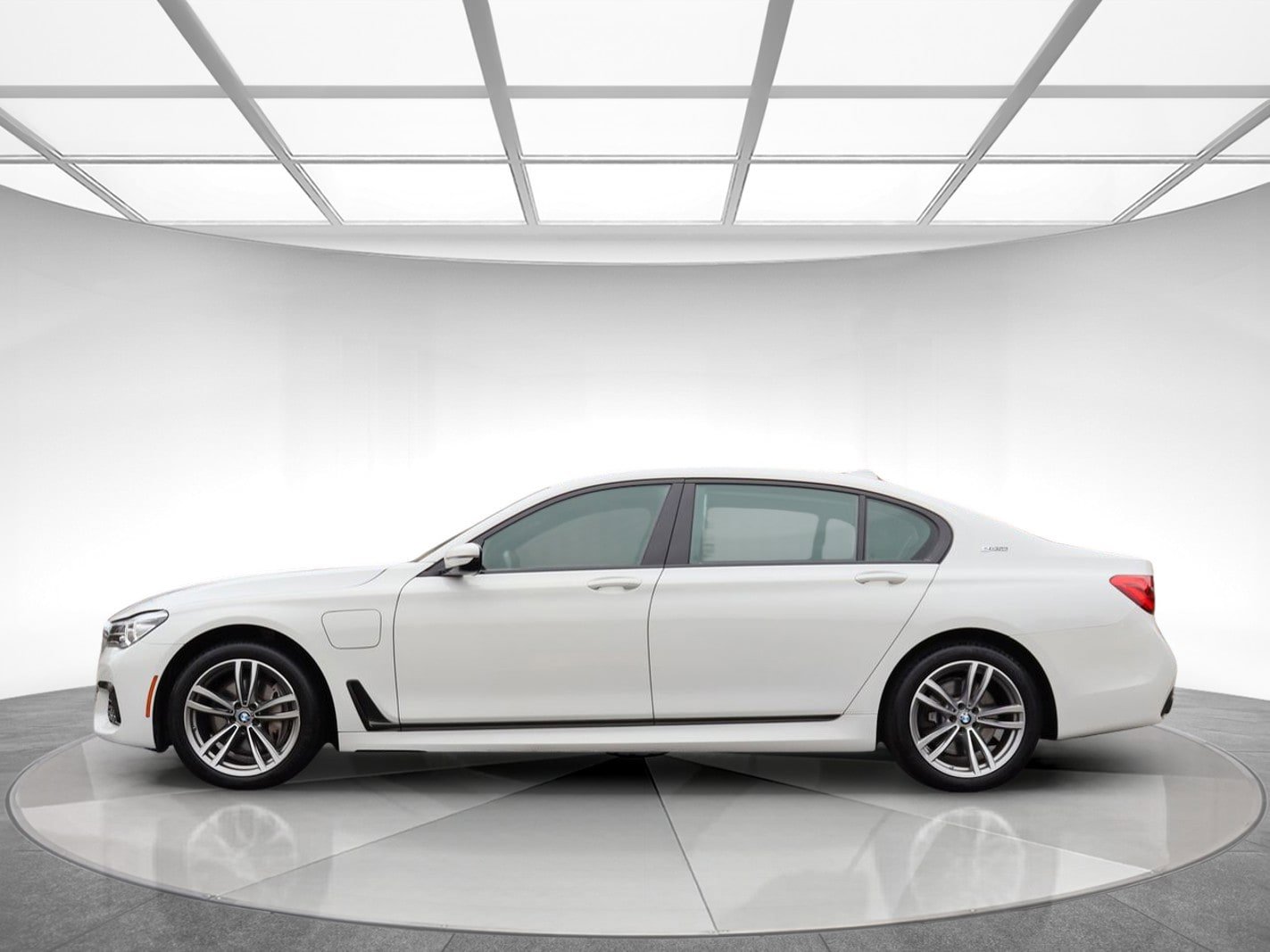 Used 2019 BMW 740e xDrive w/ Executive Package AWD/4WD image 5