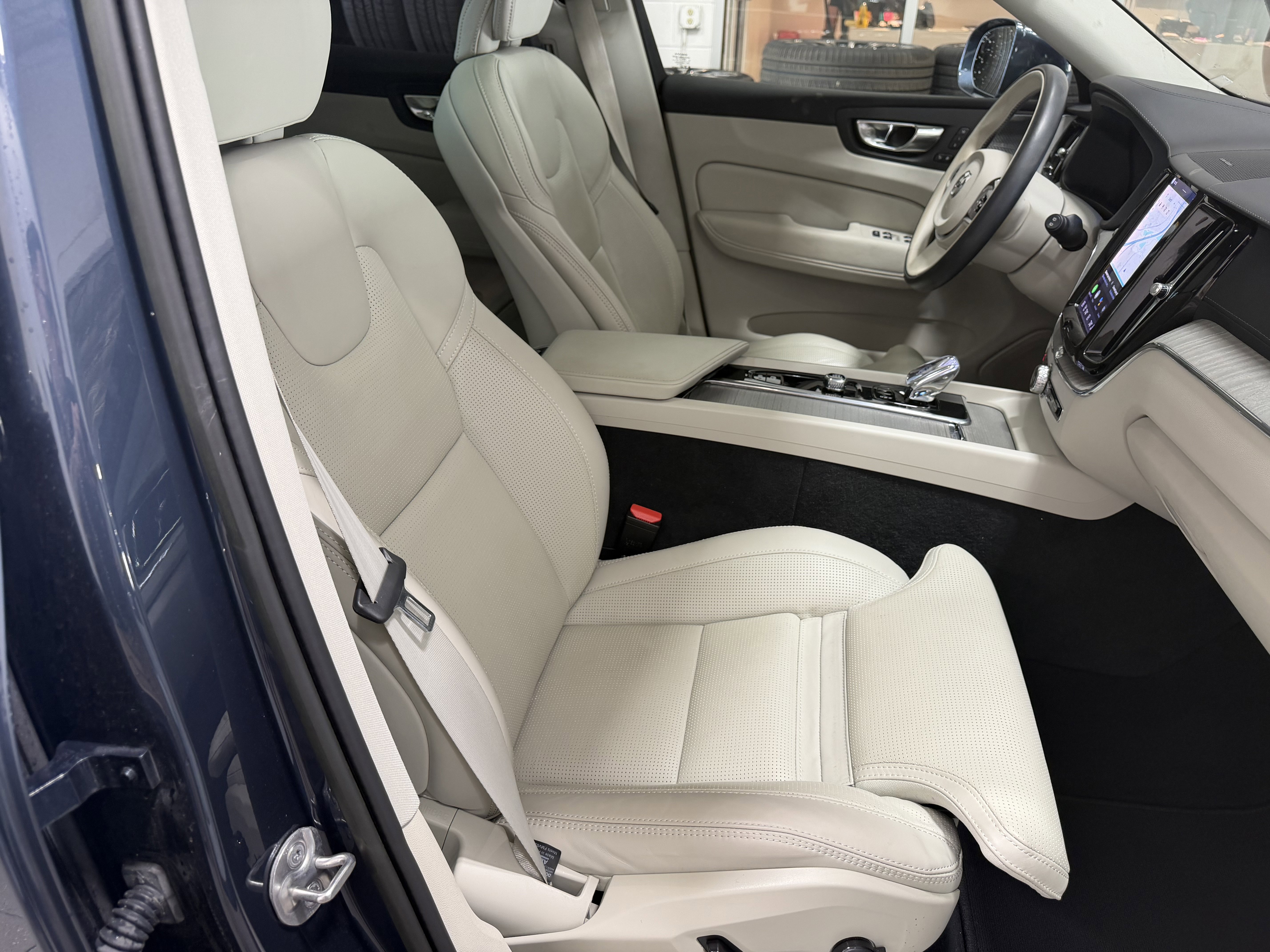 Used 2023 Volvo XC60 B5 Ultimate w/ Climate Package AWD/4WD image 22
