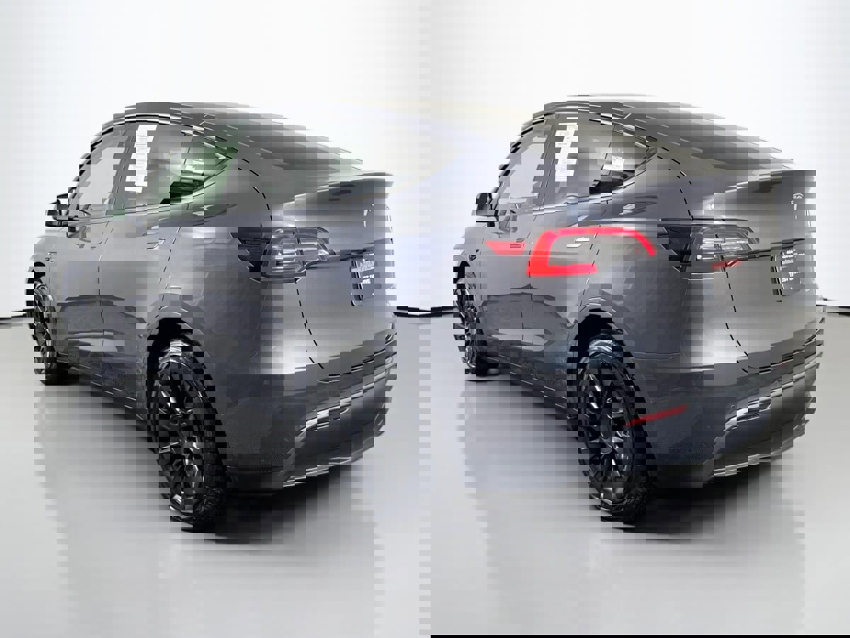 Used 2022 Tesla Model Y Long Range image 8