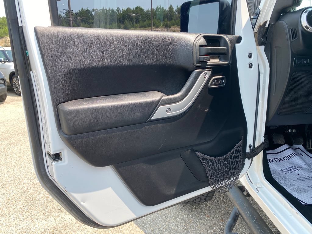 Used 2014 Jeep Wrangler Unlimited Rubicon w/ Connectivity Group AWD/4WD image 11