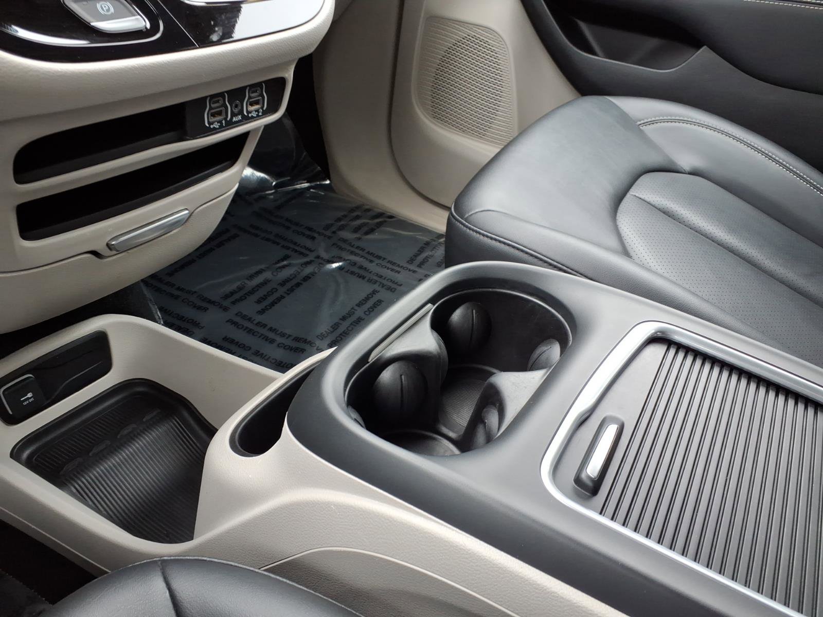 Used 2024 Chrysler Pacifica Touring-L image 22