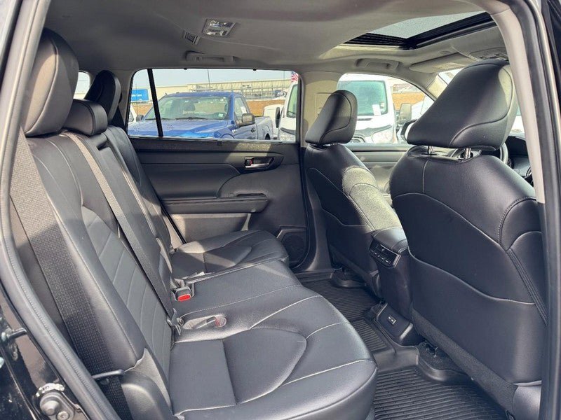 Used 2023 Toyota Highlander XLE AWD/4WD image 10