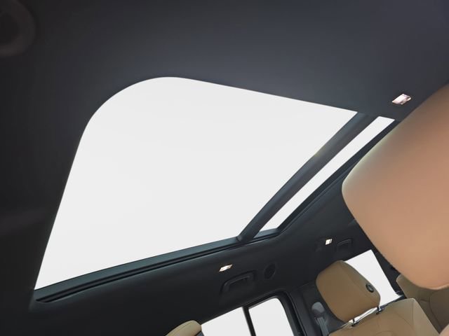 Used 2025 Land Rover Defender 130 X-Dynamic SE image 31