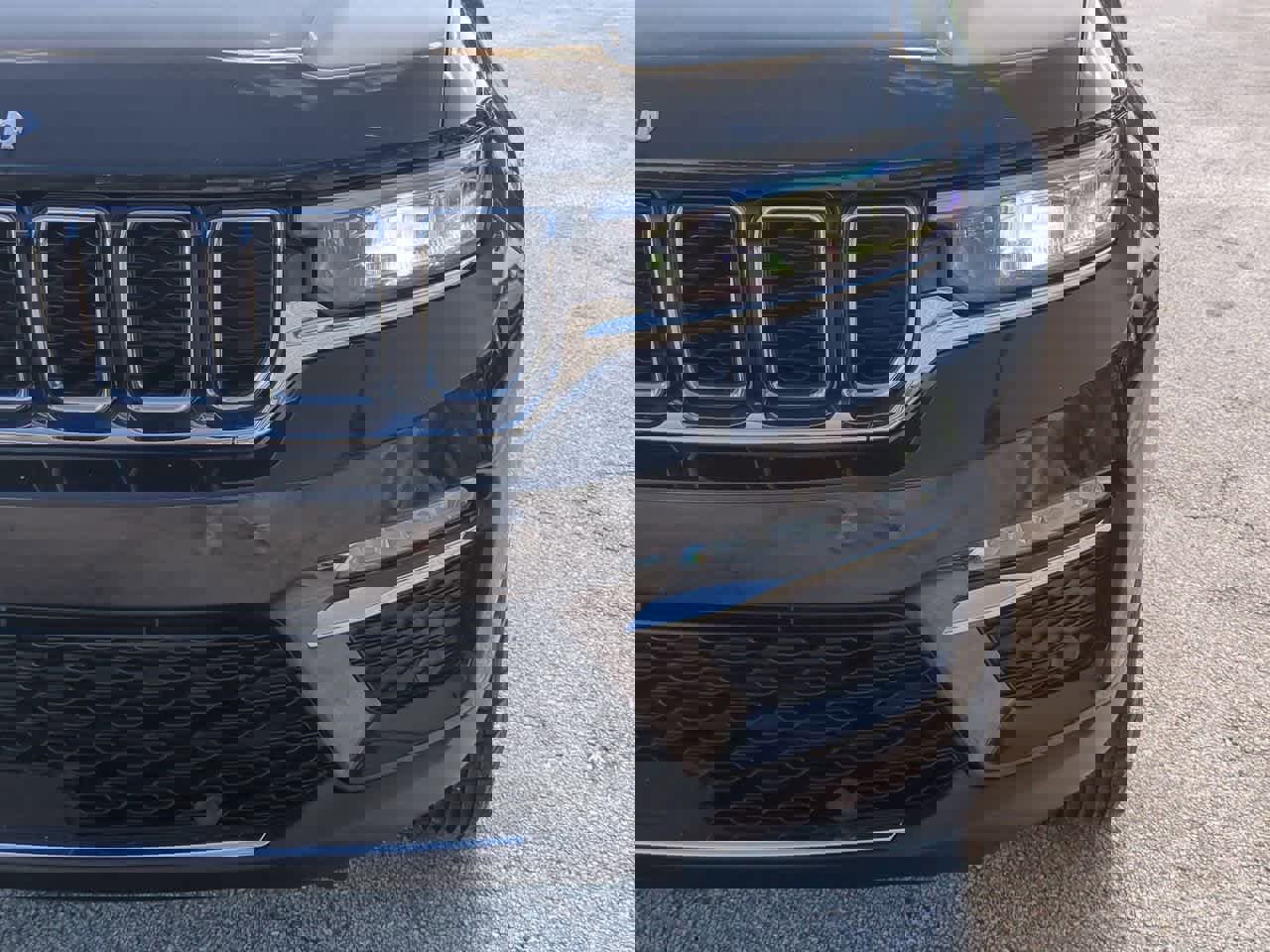 Used 2023 Jeep Grand Cherokee Limited w/ Luxury Tech Group II image 11