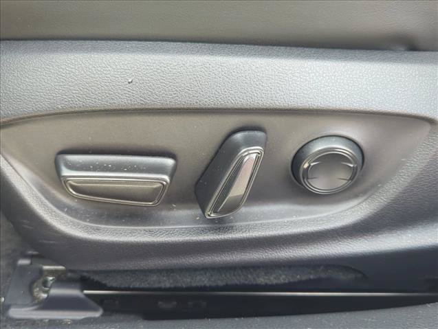 Used 2025 Toyota Prius XLE FWD image 9
