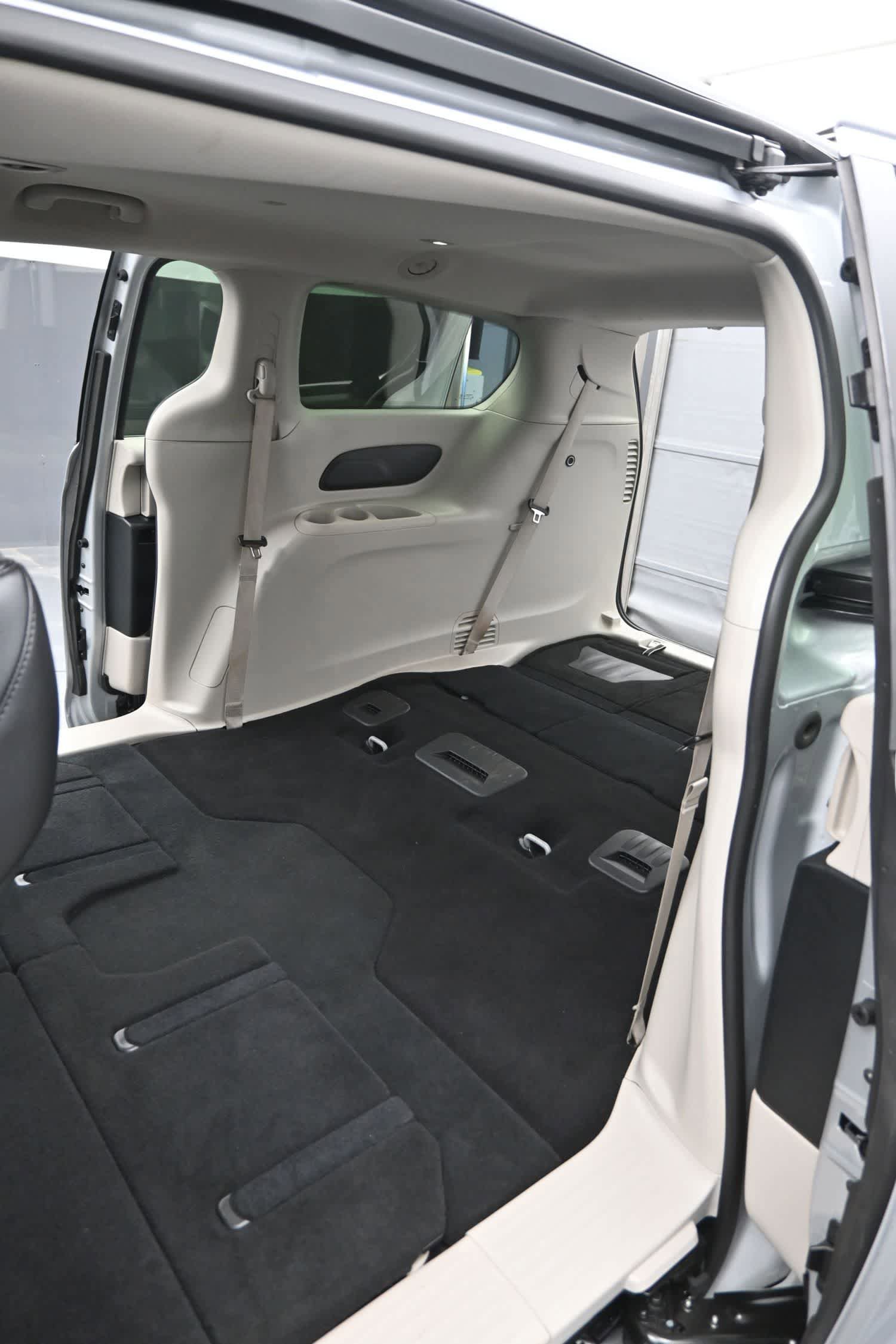 Used 2024 Chrysler Pacifica Touring-L image 15