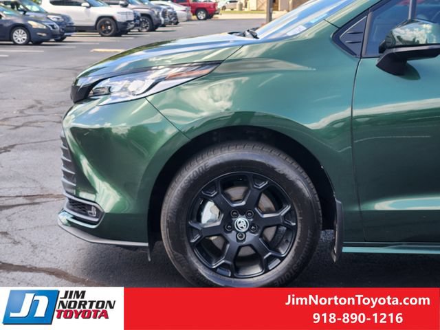 Used 2025 Toyota Sienna XLE Woodland Edition AWD/4WD image 9