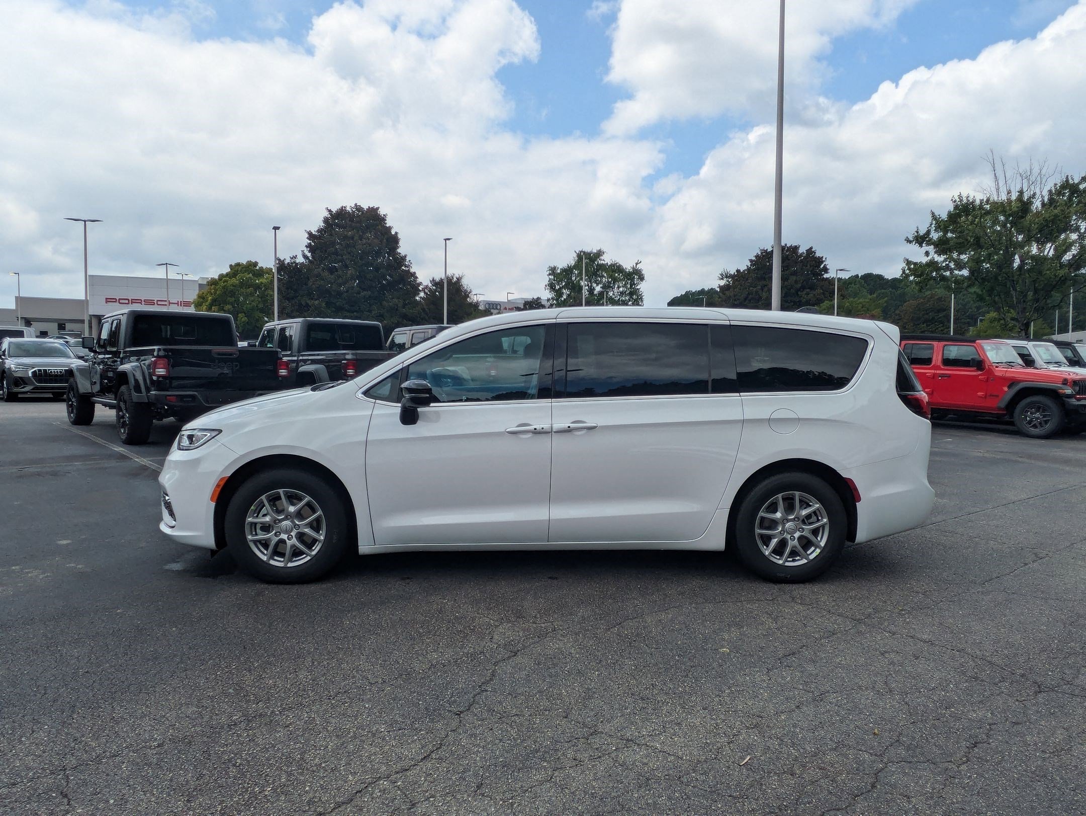 New 2026 Chrysler Pacifica Select image 8
