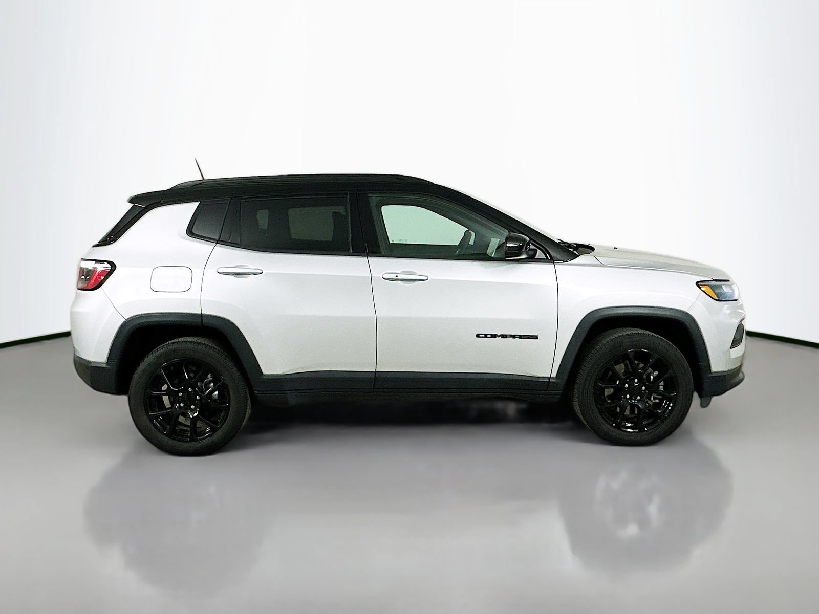 Used 2024 Jeep Compass Latitude w/ Convenience Group AWD/4WD image 4