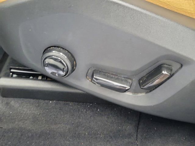 Used 2018 Volvo XC60 T6 Momentum w/ Convenience Package image 23