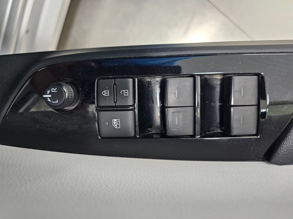 Used 2019 Toyota Prius XLE AWD/4WD image 25