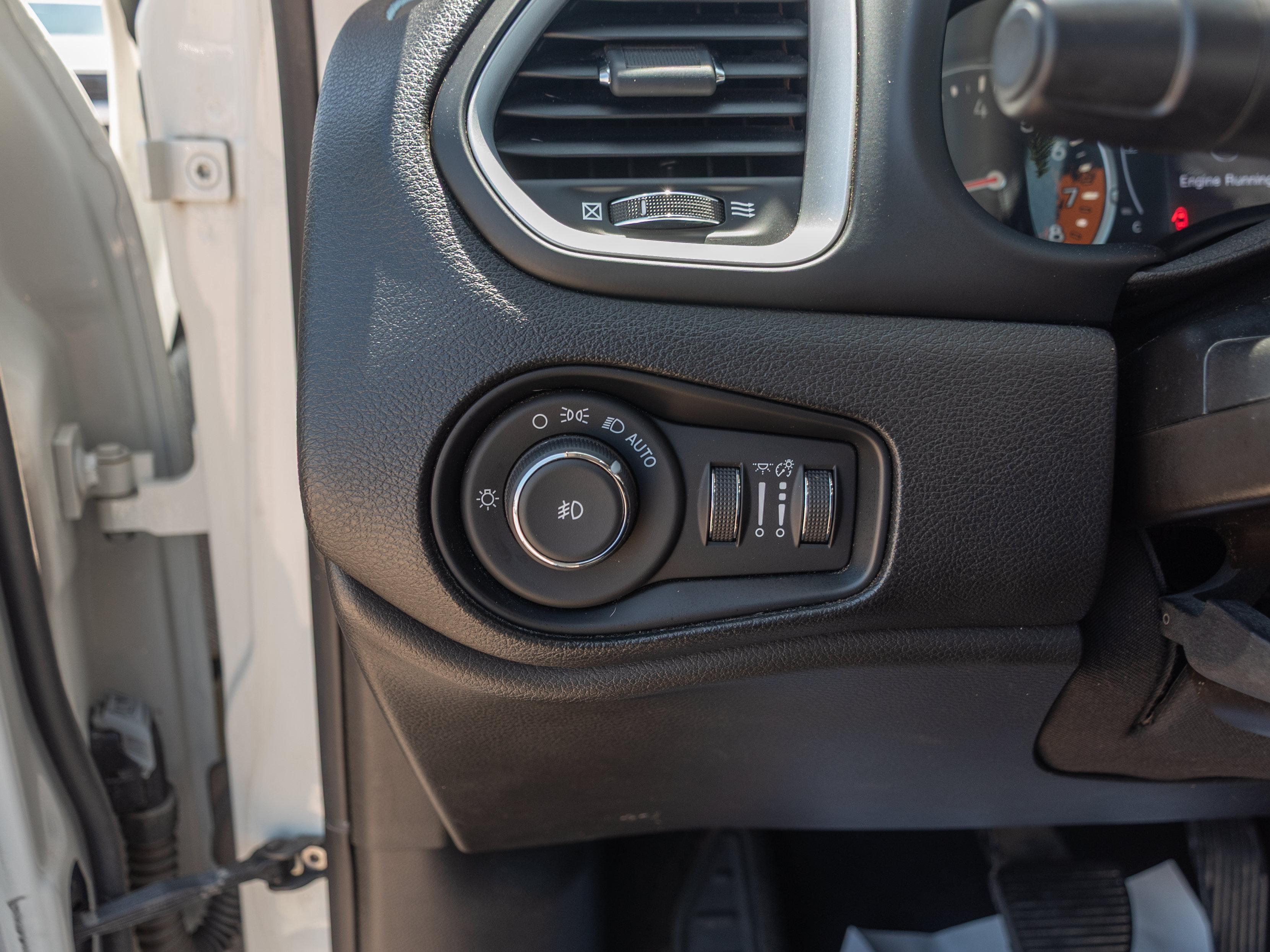 Used 2018 Jeep Renegade Latitude FWD image 10
