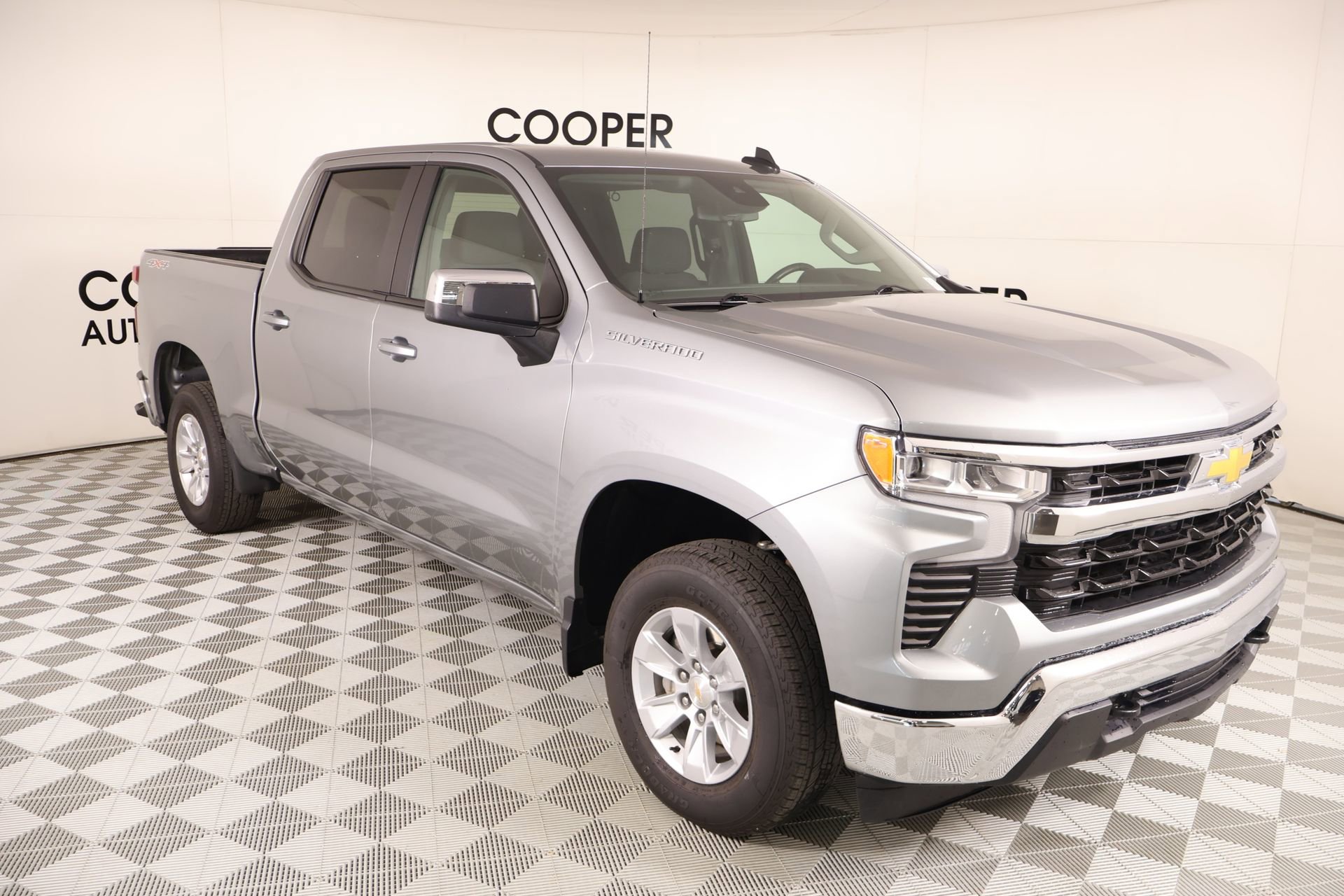 Used 2025 Chevrolet Silverado 1500 LT AWD/4WD image 1