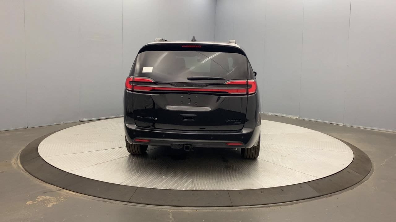New 2027 Chrysler Pacifica Limited w/ Family Tech Group AWD/4WD image 4