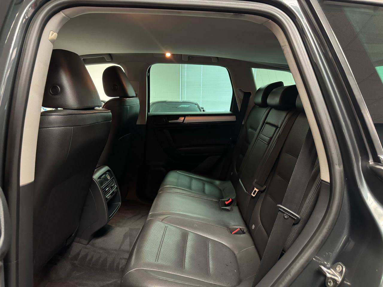 Used 2014 Volkswagen Touareg Sport AWD/4WD image 16