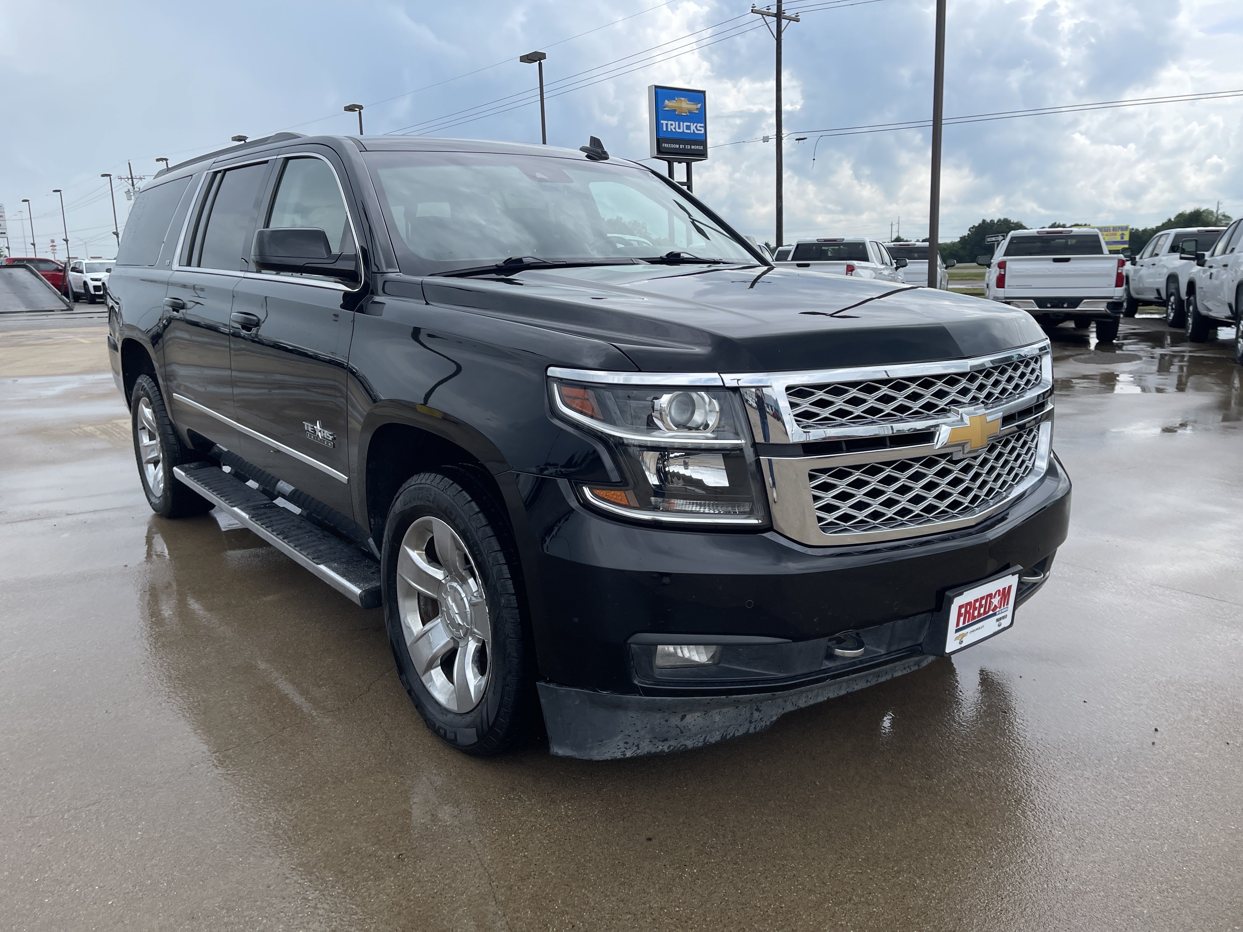 Used 2019 Chevrolet Suburban LT w/ LT Signature Package RWD image 2