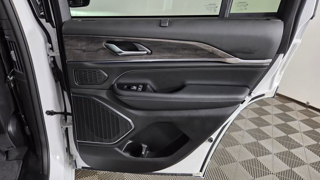 Used 2023 Jeep Grand Cherokee Overland w/ Luxury Tech Group IV AWD/4WD image 34