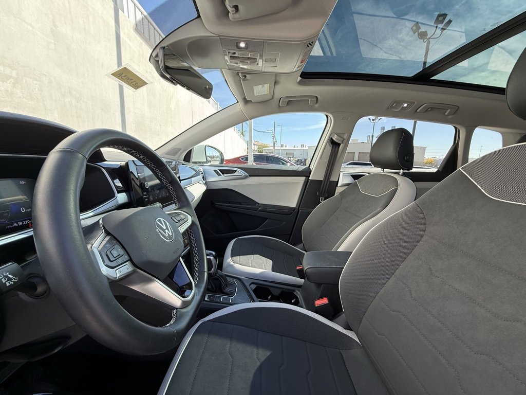 Certified 2025 Volkswagen Taos SE image 5