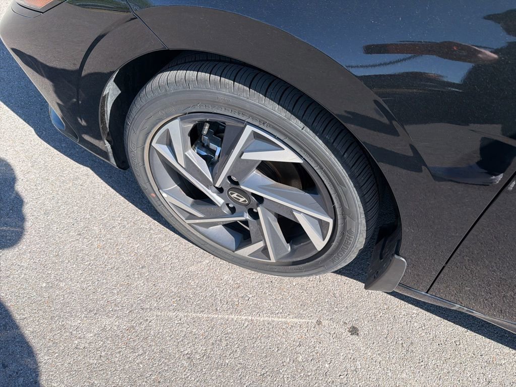 Used 2025 Hyundai Elantra Limited image 26