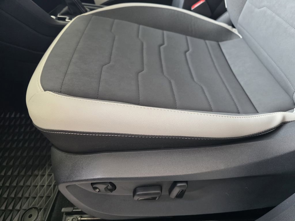 Used 2025 Volkswagen Taos SE FWD image 16