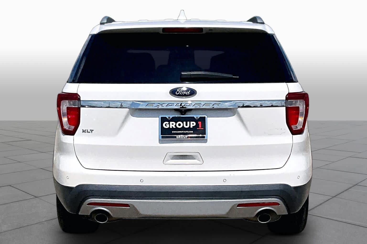 Used 2017 Ford Explorer XLT w/ Equipment Group 202A FWD image 5