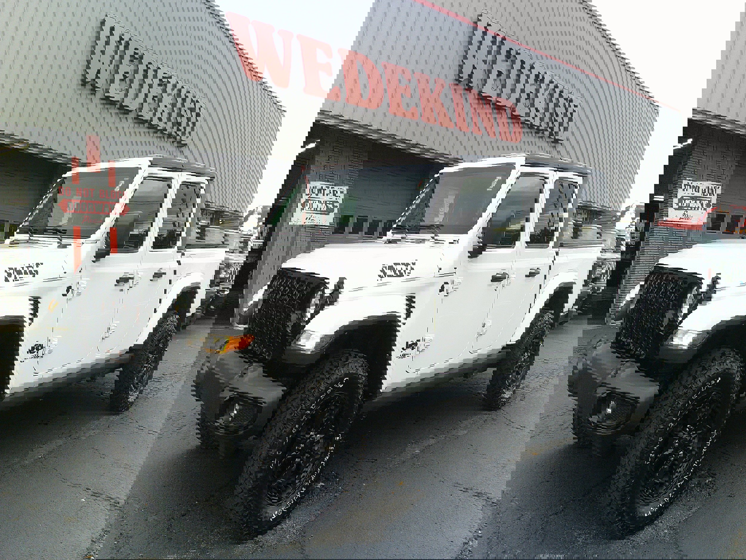 Used 2021 Jeep Gladiator Sport image 1