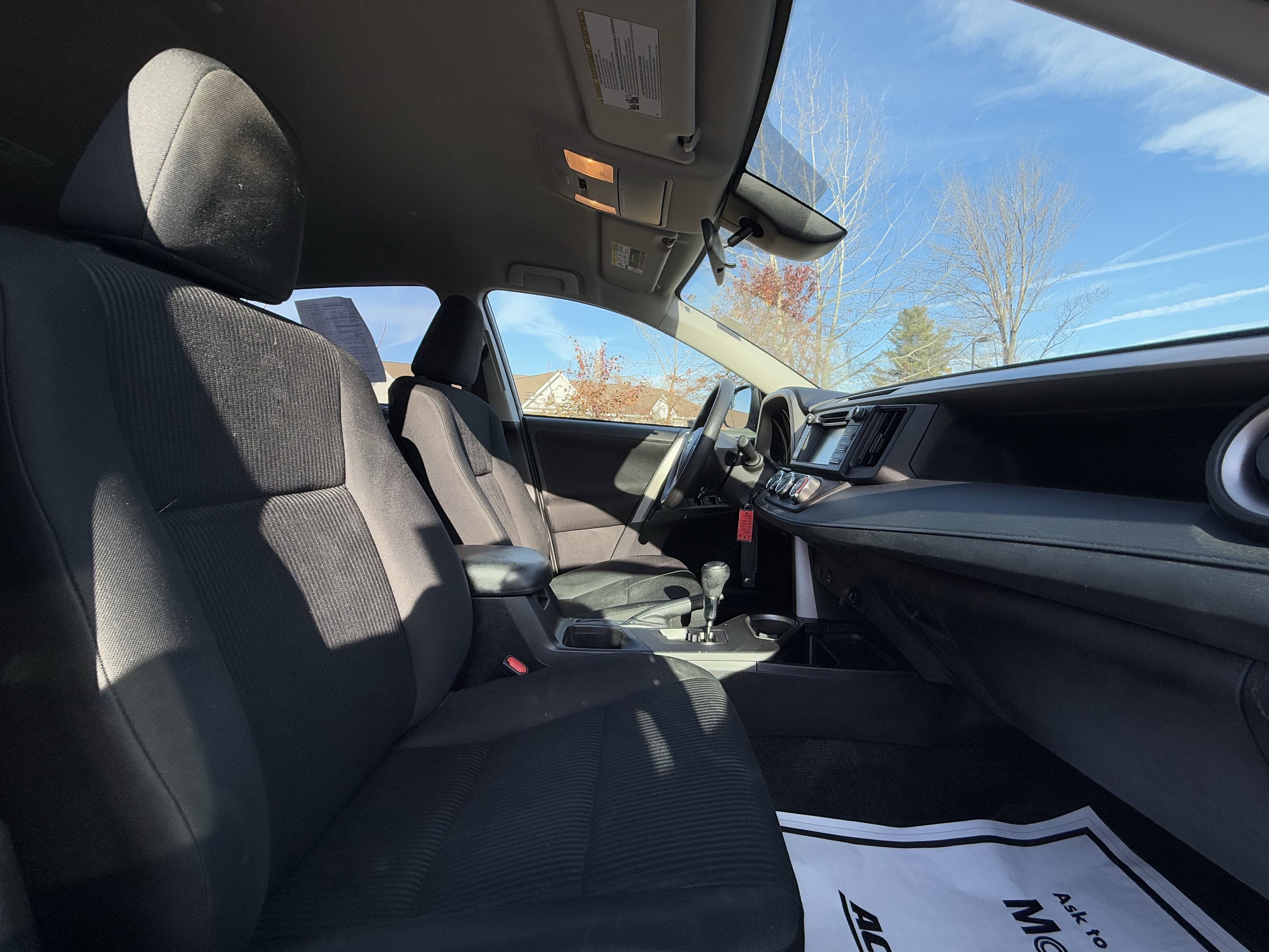 Used 2018 Toyota RAV4 LE image 35