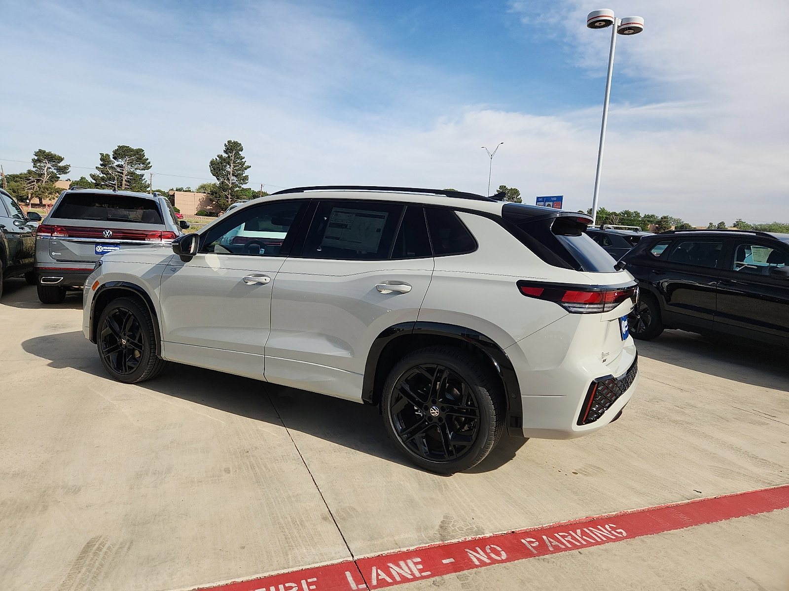 New 2026 Volkswagen Tiguan SE R-Line FWD image 4