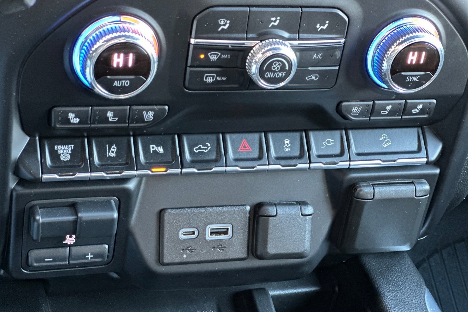 Certified 2020 GMC Sierra 2500 AT4 w/ AT4 Premium Package image 21