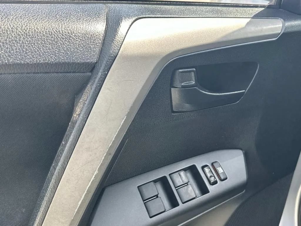 Used 2017 Toyota RAV4 LE FWD image 18