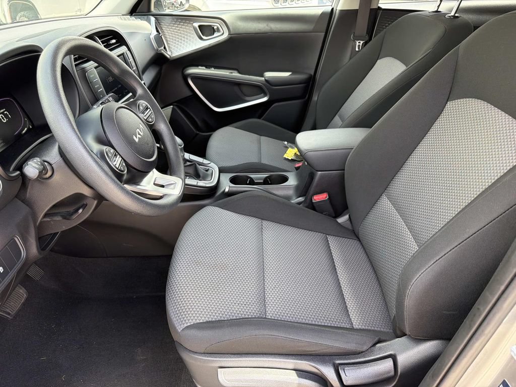 Used 2025 Kia Soul LX w/ LX Technology Package FWD image 10