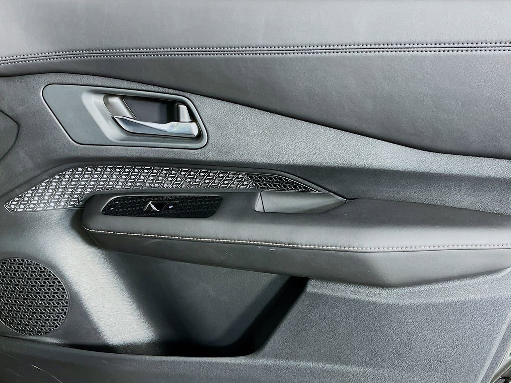 Used 2025 Nissan Ariya AWD image 38