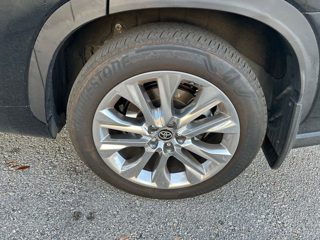 Certified 2025 Toyota Highlander Limited image 9