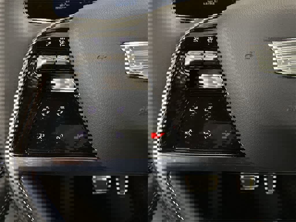 Certified 2026 Cadillac Vistiq Sport image 21