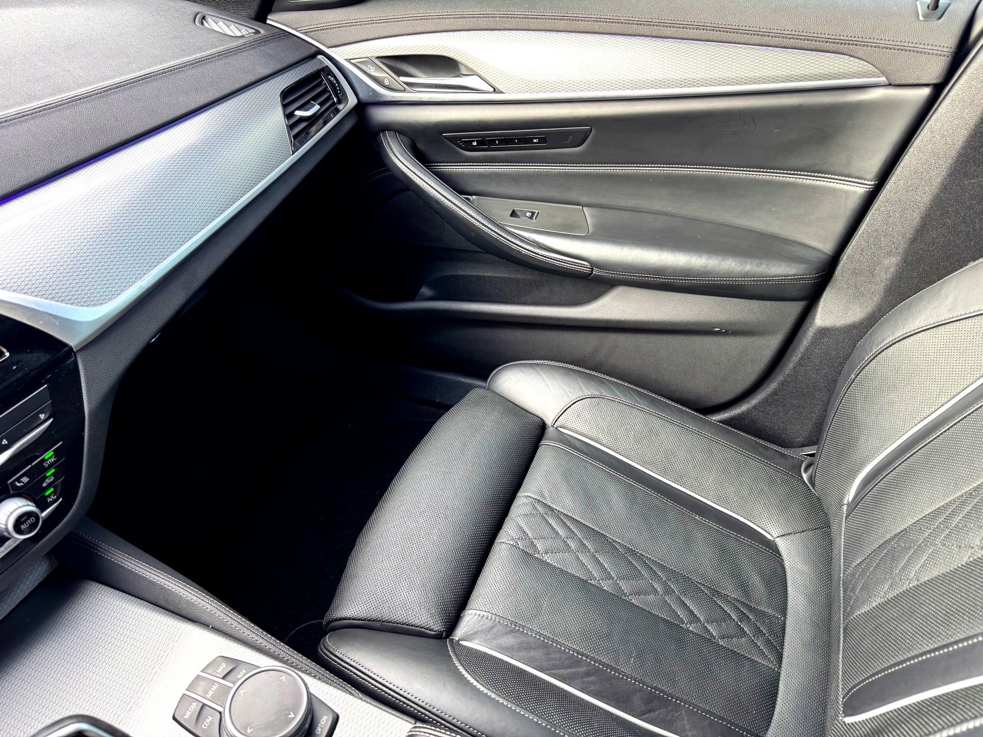 Used 2020 BMW 540i w/ M Sport Package image 31