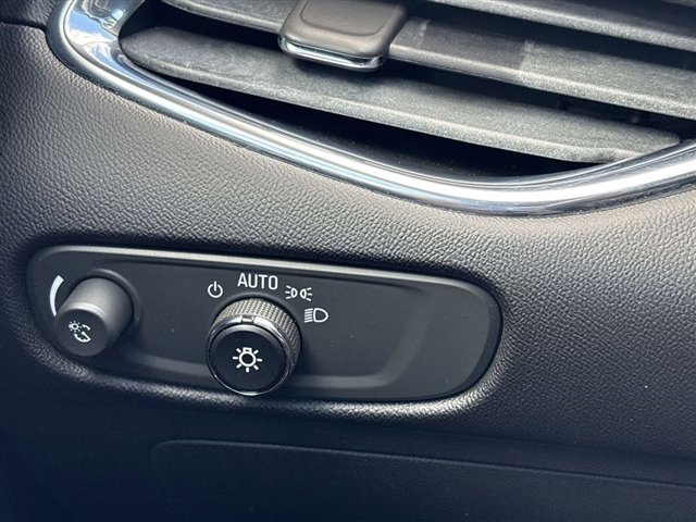 Used 2017 Chevrolet Malibu LT image 17