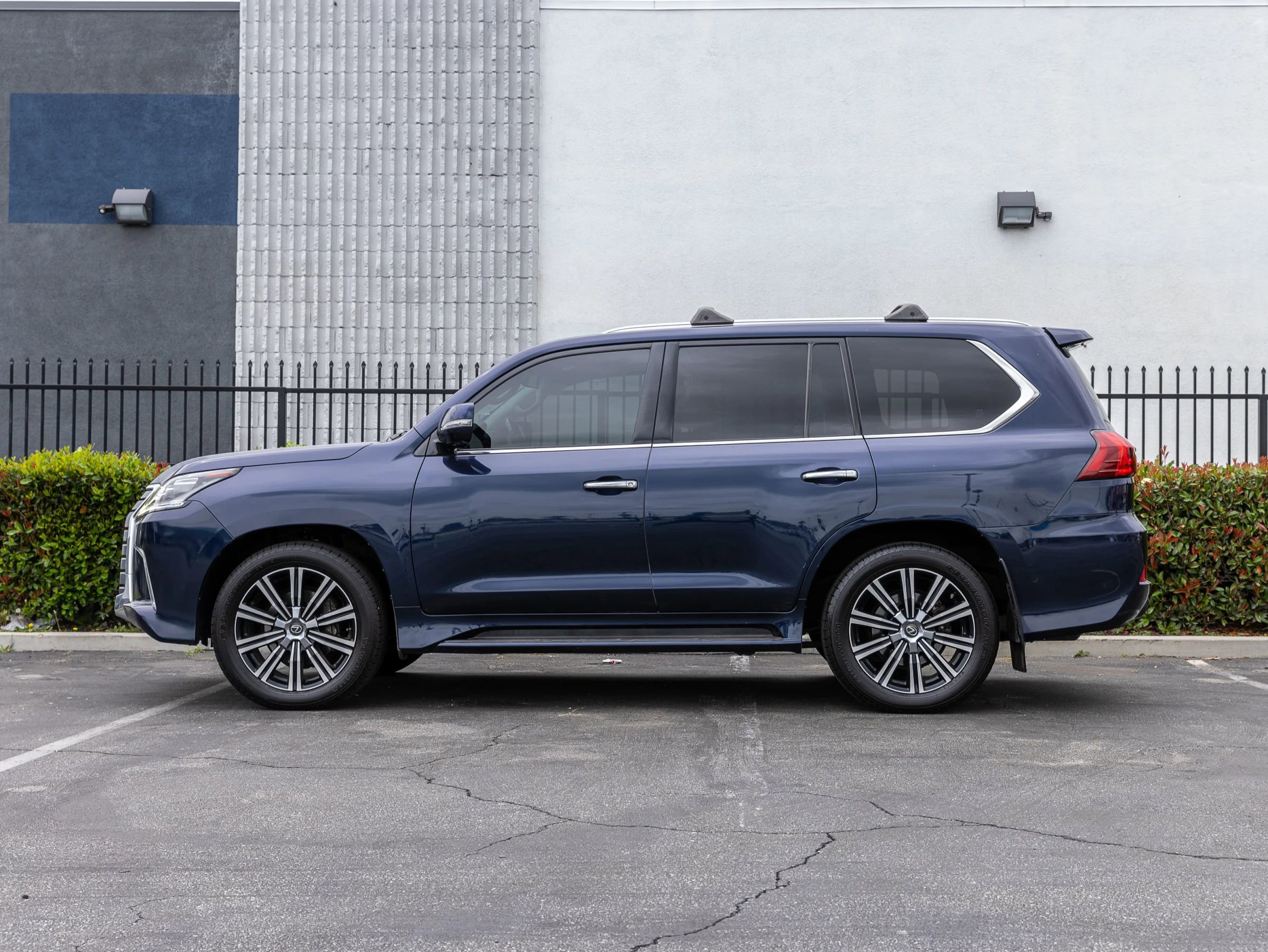 Used 2021 Lexus LX 570 4WD w/ Luxury Package image 5