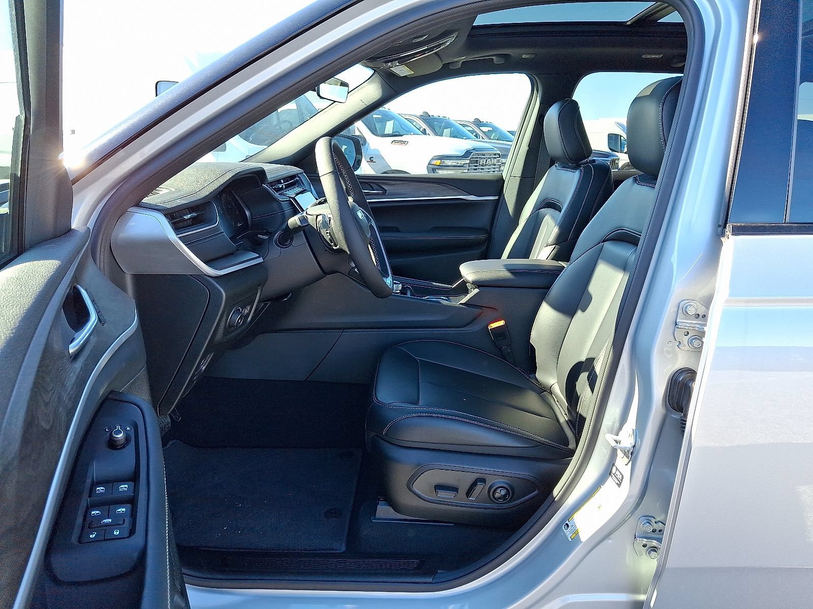 New 2025 Jeep Grand Cherokee Limited AWD/4WD image 8