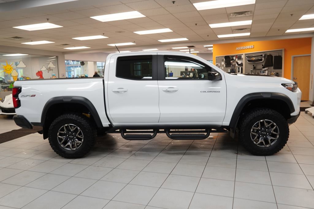 Used 2025 Chevrolet Colorado ZR2 w/ Technology Package AWD/4WD image 14