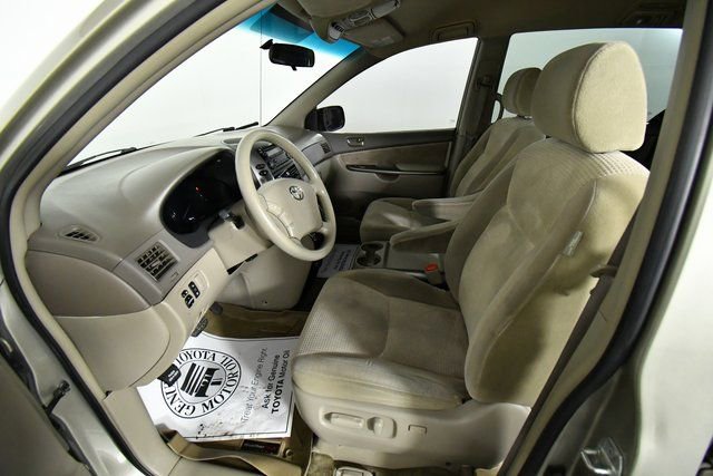 Used 2008 Toyota Sienna Sienna Passenger Van image 5