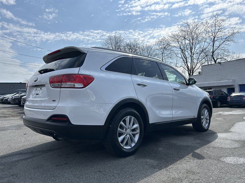 Used 2018 Kia Sorento AWD image 4