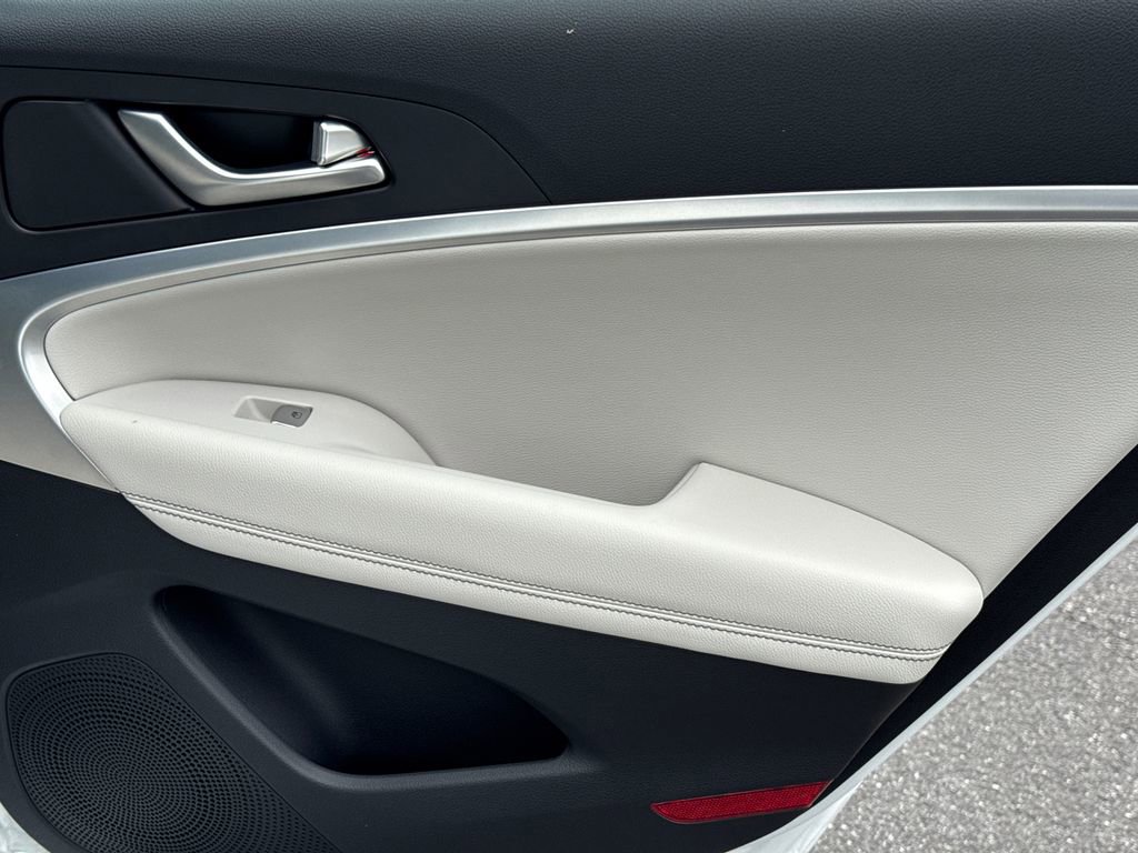 Used 2025 Genesis G70 2.5T RWD image 16