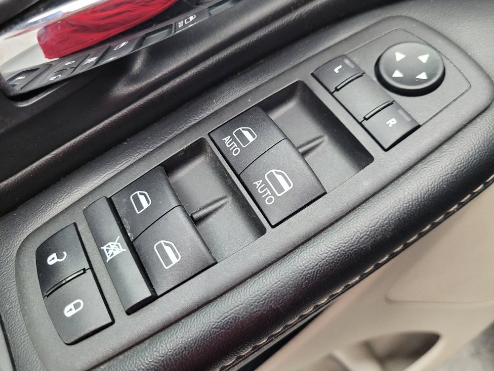 Used 2016 Chrysler Town & Country Touring FWD image 27