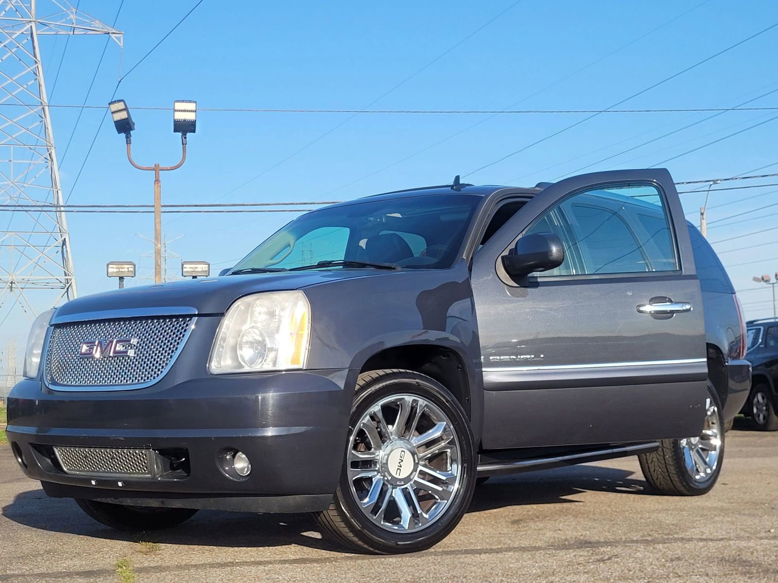 Used 2008 GMC Yukon Denali image 2