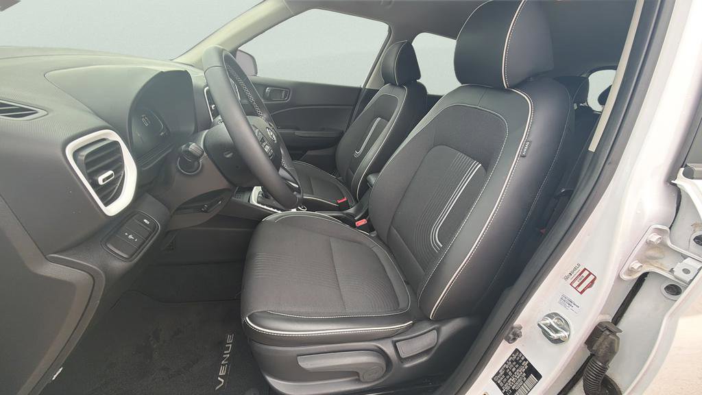 Used 2024 Hyundai Venue Limited FWD image 14